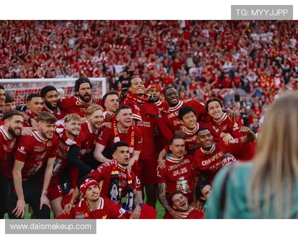 麦卡庆祝利物浦夺冠时将阿根廷国旗系在科纳特脖子上展现别样风采